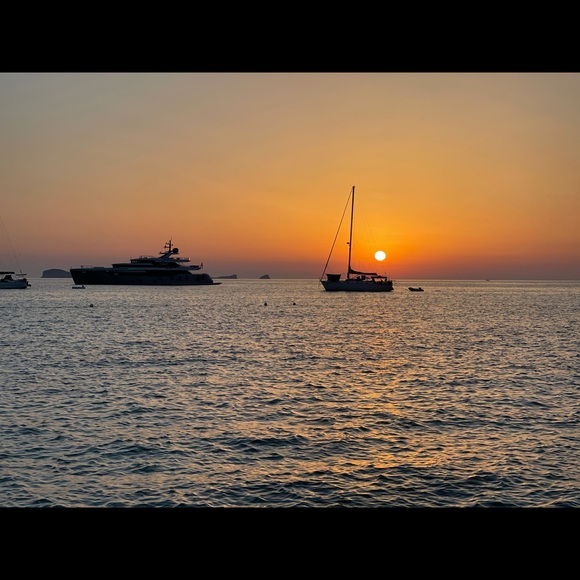 Meet your Posher, Perfect Kini - Picture 2 of 16